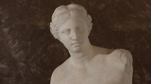 🇫🇷 Au Louvre ! ✨ Laissez-vous envoûter par la Vénus de Milo... 😍 ⏯ Cette statue d’Aphrodite à demi nue, sculptée en marbre de Paros vers 120-100 avant J .-C. est une ode à la déesse de la beauté. Les hommages que lui ont rendu Delacroix, Rodin ou plus facétieusement Dali, ont beaucoup contribué à sa célébrité. - - - 🌎 Au Louvre ! ✨ Get closer to the beautiful Venus de Milo... 😍 ⏯ This statue of Aphrodite standing half-nude, sculpted from Parian marble around 120-100 BC, is a tribute to the 