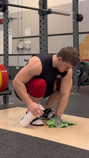 Ryan Price on Instagram: "Rushed paused squats—20 kg to 200 kg What would you like to see next? You can find my programs @ganbarumethod, direct link in bio! 📈💪 Red knee sleeves @hardbody, use code RYANPRICE for 10% discount (stacks with in-store sales) #gym #squat #squats #powerbuilding #powerlifting #weightlifting #instagram #instagood #fyp #explore #viral"