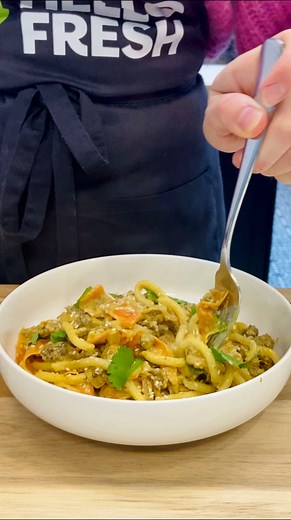 Au menu la semaine prochaine : Udon au boeuf haché sauce curry coco, une explosion de saveurs exotiques et de textures ! Une recette prête en 25 minutes montre en main ⚡️ 🧑‍🍳 Astuce d'expert pour faire cuire des carottes plus rapidement ? Réalisez-en de fins rubans à l'aide d'un éplucheur. ✨ Êtes-vous un.e adepte des nouilles udon ? ➡️ Consultez et commandez vite cette recette : #menu #Hellomenu | HelloFresh