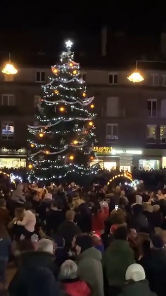 28K views · 284 reactions | Le rond point du 6 juin noir de monde pour le lancement des illuminations de Noël ! | Radio VFM | Facebook