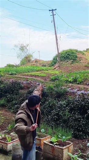 How to aim accurately with a slingshot for beginners#shorts #foryou #slingshot #outdoors #hunting