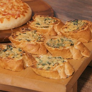 1M views · 4.2K reactions | Este es el mejor PAN AL AJO que probarás . Prepáralo en casa 龍燎 Receta completa: https://buenazo.pe/recetas/guarnicionespan-ajo-perejil-queso-receta-paso-paso-818 | Buenazo | Facebook