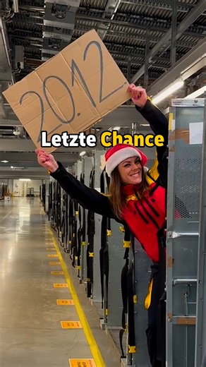 Deutsche Post und DHL on Instagram: "📢✨ Achtung, Achtung! Eine kleine Durchsage für alle Last-Minute-Weihnachtswichtel: Wenn ihr eure Geschenke bis zum 20.12. verschickt, kommen sie noch pünktlich unter dem Baum an. 🎄📦 Also nicht vergessen – falls es richtig eilig wird: Die Packstation hat immer für euch geöffnet. 💛✨"