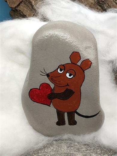 Homage an die Sendung mit der Maus. Die Maus mit einem Herzen, auf einem Naturstein handgemalt und verewigt. - Etsy.de