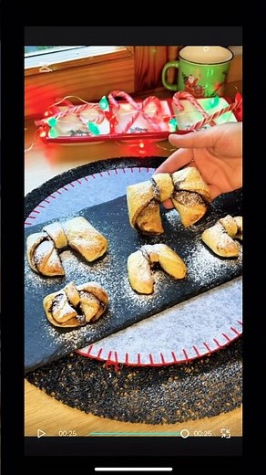 Learn how to make puff pastry and Nutella bows 🎀 and surprise everyone this Christmas with this e...