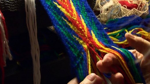 La ceinture fléchée est un élément bien connu du patrimoine québécois, et elle est remise à l'honneur chaque année lors du Carnaval. Mais quelle est l'histoire derrière ce bout de tissu? Anne-Josée Cameron a rencontré Yvette Michelin, "flécherande" depuis plus de 40 ans : | ICI Québec