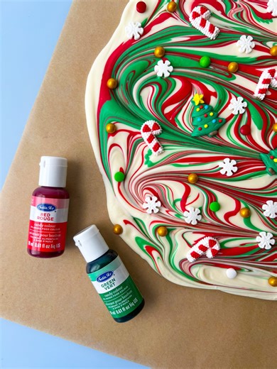 Celebrate the season with this vibrant Christmas chocolate bark, made using Satin Ice oil-based candy colors and topped with festive decorations. ❤️💚 Sweet, colorful and full of holiday magic! 🎄🍫 Shop all our candy colors at SatinIce.com | Satin Ice