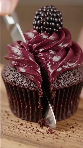 🧁🫐 Dark Chocolate Blackberry Cupcakes 🍫✨