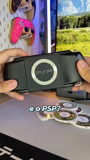 Tecno Daily on Instagram: "A GUERRA dos Portáteis: Nintendo DS vs PSP – Quem venceu de verdade? No começo dos anos 2000, a guerra dos portáteis pegou fogo: de um lado, a Nintendo DS, com 2 telas e um apelo para todos os públicos. Do outro, o Sony PSP, com gráficos incríveis e poder de console de mesa no bolso. Os dois dividiram fãs, venderam milhões e marcaram uma geração inteira. Mas afinal… quem realmente venceu essa disputa?"