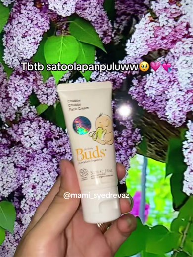 Buds Organics Chubby Chubbs Face Cream is a certified organic, nutrient-rich, and moisturizing face cream specifically formulated to protect, hydrate, and nourish delicate baby skin. It uses ingredients like Inca Inchi, Olive Leaf, and Aloe Vera to defend against environmental pollutants, free radicals, and dryness. #buds #budsorganics #skincareanak #skincarebayi