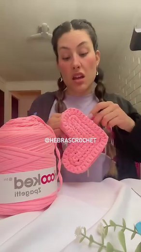 1.7M views · 12K reactions | “郎NO RESPETAN LA HORA DE TEJER臨” y Yo tejiendo 24/7藍 El Tutorial del BOLSO CORAZÓN ya está disponible, escríbeme en los comentarios para que te llegue el link de paso a paso, de verdad que les encantará tejerlo, está muy fácil y el resultado final es una Belleza #hebrascrochet #crochet #tejedoras #bolsotejido #corazontejido | Hebras Crochet | Facebook