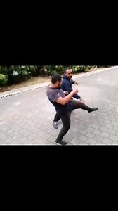 122 reactions | El. Kung fu y las artes marciales tradicionales son aplicables. Clases información al: 3002880070 #kungfu #martialarts #wushu #wingchun #mma #fitness #shaolin #kickboxing #boxing #brucelee #taichi #selfdefense #ipman #training #judo #kungfulife #shaolinkungfu #fight #bjj #wingchunkungfu | Kung Fu y Tai Chi | Facebook