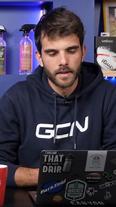 Cadre carbone ou roues carbone - lequel choisir ? 🤔 Vous avez un budget limité mais vous voulez améliorer votre vélo ? Se pose alors la question cruciale : vaut-il mieux investir dans un cadre en carbone avec des roues en aluminium, ou opter pour un cadre en aluminium équipé de roues en carbone ? 📺 Épisode entier du #GCNRépond ici 👉 https://gcn.eu/RepondSep25 #Vélo #Cyclisme #Roues | GCN en Français