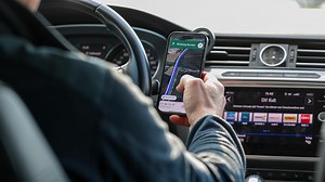 Handy am Steuer: Ziviler Bulli, Monocams und 14 erwischte Fahrer – warum viele trotzdem weitermachen