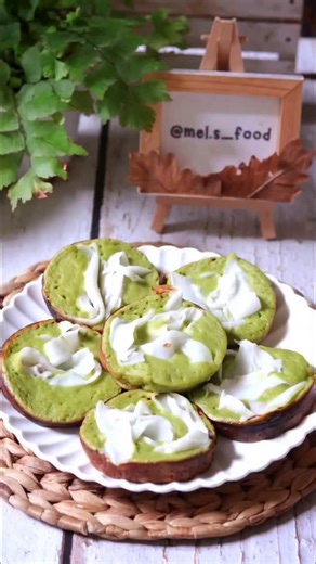 Imelia on Instagram: "Bingka is a traditional Indonesian baked cake made from mashed potatoes, coconut milk, eggs, and flour. In this version, I replace the potatoes with mashed breadfruit for a similar soft and moist texture, and I cook the batter in a pan instead of baking it. It has a naturally sweet, creamy flavor with a fragrant hint of pandan. Bentuknya kue lumpur tapi ini aku buat dengan resep bingka kentang. Dapat suku agak mateng jadi aku coba buat bingka. Tekstur bingkanya lembut aku s