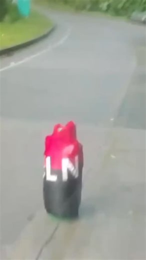 Pereira En Vivo el Original | Un c1lndr0 de g4s con símbolos del 3LN fue visto por conductores en la vía Pereira–Quibdó, cerca del sector Guarato, rumbo al... | Instagram