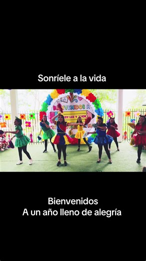 Hoy nuestras misses prepararon una sorpresa muy especial para recibir a nuestros pequeños. 💛 Con mucha alegría, bailamos la canción “Sonríele a la vida” para dar inicio a un nuevo año lleno de aprendizajes, juegos, risas y momentos inolvidables. 🎶✨ Porque en Cuna Jardín “Yo Soy Luz y Amor” creemos que la educación empieza con una sonrisa, cariño y mucho amor. 👶 ¡Bienvenidos a su segundo hogar! #BienvenidosAlJardín #SonríeleALaVida #YoSoyLuzYAmor #EducaciónInicial #AprenderConAmor