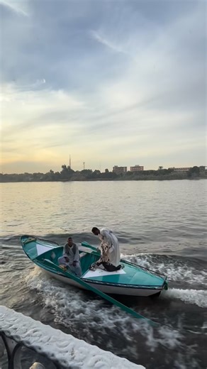 antoniakarra on Instagram: "A different kind of Pop Up ! One of the uniquely memorable parts of cruising the Nile is when local vendors paddle up to the ship in small boats—often rowing or using long poles—and attempt to sell items such as: • Caftans (galabeyas) • Scarves • Towels • Tablecloths • Small souvenirs This usually happens when the cruise ship is moving slowly or docked near rural areas How the “Floating Market” Works 1. Boats Come Right Up to the Ship Vendors steer their small boats a