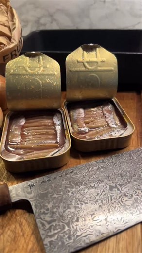 Satake Kitchenware on Instagram: "Är Janssons frestelse också din favorit? Gratängen av potatis, lök och ansjovis är en riktig klassiker till julbordet, men går förstås också bra att äta när man vill. Här kommer ett exempel på hur du får ihop en riktigt god Jansson som du kan bjuda hela släkten på! Stekspaden i videon har en kant inbäddad i silikon, vilket gör att du kan använda den i vilken panna som helst utan att behöva oroa dig för repor eller skador. Dessutom är den både flexibel och tunn –