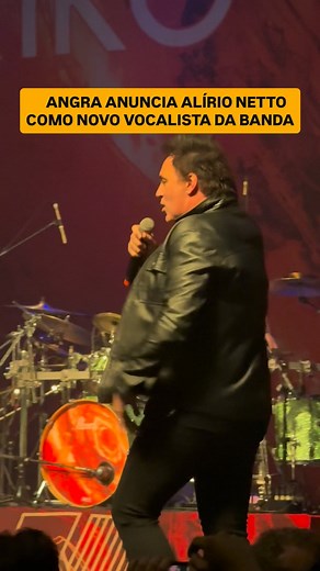 ANUNCIADO O NOVO VOCALISTA DO ANGRA 🤯🧨 Um dia após o desligamento de Fabio Lione, o Angra apresentou hoje (24/11) seu novo vocalista: Alírio Netto 🔥 É uma mudança rápida, mas já empolga bastante. Alírio tem uma trajetória rica: passou pelo Khallice, Age of Artemis, Shaman, além de projetos solo e participações expressivas no teatro musical — incluindo o papel de Galileo no espetáculo We Will Rock You no Brasil. 🏆 Recentemente também ganhou destaque ao participar da turnê do Kiko Loureiro com
