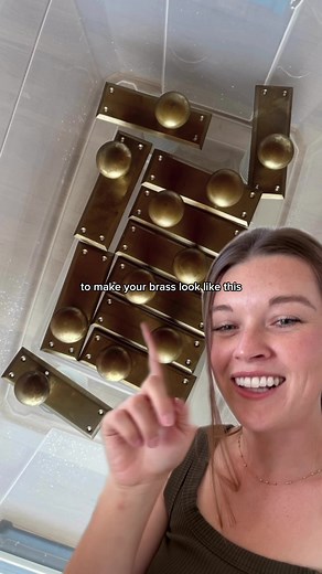 Here’s how to use salt and vinegar to age brass. Wow!!! I couldn’t love it more. Thank you @nostalgicwarehouse for the beautiful New York knobs and @lonefoxhome for the tutorial on how to do this! Do you like the navy or white doors better? It’s so hard to choose one over the other! #NostalgicWarehouse
