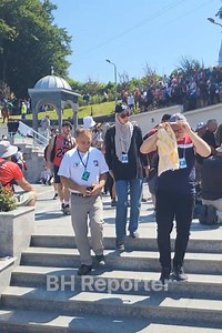 Učesnici Marša mira stigli u Glode. Slijedi veoma zahtjevna staza, penjanje na Udrč. Crveni križ Tuzlanskog kantona ima pune ruke posla... U 12:30h kolona nastavila dalje prema Udrču. Dolazak u Mravinjce očekuje se u 18 sati. Video: Blicko/BH Reporter Mersiha Bajric-Besic | BH Reporter (www.bhreporter.ba)