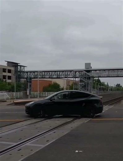 Self Driving Tesla Model-Y Crossing🚂Railroad🚂Train🚂Tracks🚂ASMR [Smith St Kent WA USA]