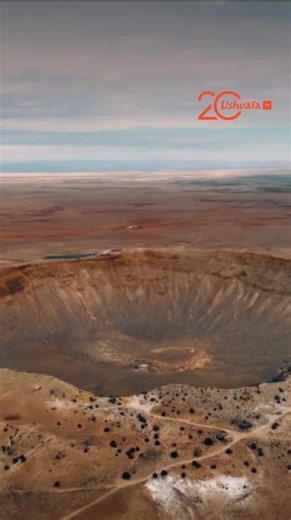 Découvrez le cratère Barringer, un site exceptionnel qui a prouvé l'existence des impacts de météorites sur Terre... ⏰ Planète Terre : l'aventure de la vie : "La fin des dinosaures", ce soir à 20h50 sur #UshuaïaTV | Ushuaïa TV