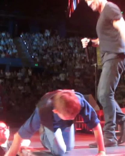 On this day in 2014 Bruce Springsteen and The E Street Band wrapped up their Australian tour in Brisbane 🇦🇺. The Boss sang “Waiting on a Sunny Day” with 12 year old Nathan. 📹 Jo Hemmings | Bruce's Vault