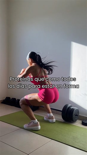 4 proteínas que como todos los días para estar en forma💪🏻⬇️ Pollo: Fuente magra de proteína🍗 que proporciona todos los aminoácidos esenciales que el cuerpo necesita para mantener la masa muscular y apoyar la reparación celular. Casi siempre forma parte de mis comidas y/o cenas. Pescado blanco, atún y salmón: ¡Súper proteínas de alta calidad! 🐟 Son ricos en ácidos grasos omega-3, y benefician la salud del corazón y el cerebro. Personalmente he visto más cambios en mi cuerpo cenando pescado 💪