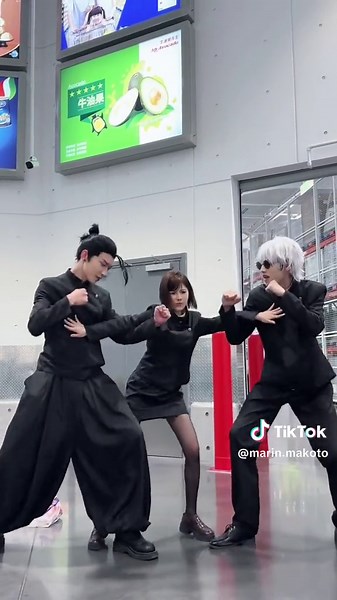 舞蹈中的胜负：五条悟与下陀的精彩Cosplay