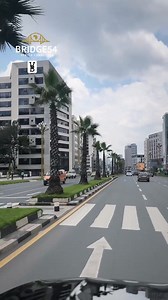 Admirez la beauté de la ville d’Addis-Abeba, en Éthiopie : une ville moderne et propre, sans un grain de sable le long du macadam, sans déchets plastiques au bord de la route, avec des feux de signalisation, panneaux de signalisation, marquage au sol et des arbres qui assurent une belle végétation. Cette ville est agréable à vivre. Rappelons que sa principale ressource est sa compagnie aérienne, Ethiopian Airlines. | CONGO BLEU