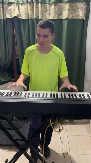 Nadir Ladu on Instagram: "Suena mi Razaaaa!!! Mañana los esperamos en san Vicente @bar.el.gringo ya saben tempranito porque se llena!! 🦾🙂 Saben cuál es el tema?? Lo pueden cantar en los comentarios 👏🏽👏🏽👏🏽 Tiro el comienzo … Amor seamos hoy como los pájaros…. Ustedes la siguen.🦾😉 AGUANTE EL CUARTETO INCLUSIVO SIEMPRE!!!#kuartetomania #kuarteto #cuartetoinclusivo #cuarteto #musica"