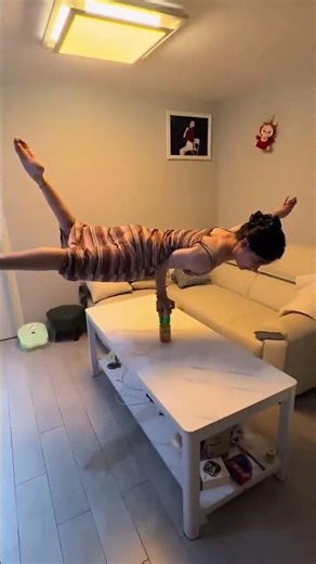 Inverted Stand Core Strength Challenge: Split Horse Sports Girl Showdown