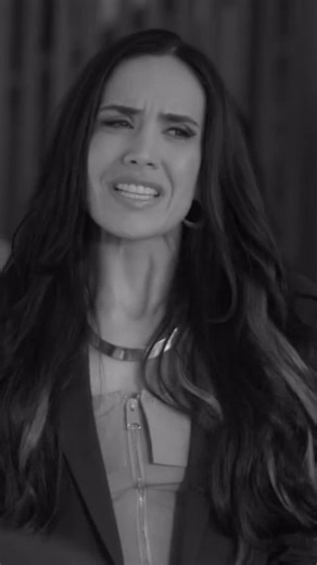 ¡Económicamente dependiente! 🥺 Silvia se dio cuenta de que, si quiere seguir teniendo el nivel de vida que lleva, debe ayudar a su esposo Patricio en su carrera profesional, así él la haya engañado 💔😠😔. #lasdesiempre | Canal RCN