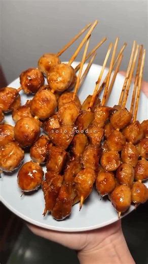 KULINER SOLO on Instagram: "1000 TUSUK LUDES DALAM SEMALAM‼️GASS MERAPAT🔥 Jajanan cocok di jam segini nih. Langsung merapat di bakso bakar yg cukup rame di Slamet Riyadi, namanya Bakso Bakar Raditia. Disini punya 2 macem bakso bakar ya guys, ada yg gede dan kecil. Bedanya yg gede bakso ayam & yg kecil bakso aci. Gass dehh langsung merapat~ 📍Bakso Bakar Raditia || Depan Bank CIMB Niaga Slamet Riyadi || Slamet Riyadi St No.8, Kampung Baru, Banjarsari, Surakarta City, Central Java 57133 🌏GMAPS: