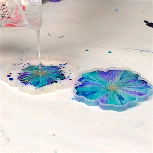 These mini resin bowls are so cute!!! Just sharing again because it's such a fun project :) If you want to try making a resin bowl, these are great to start with as they don't take a lot of resin and are great practice :) | Mixed Media Girl