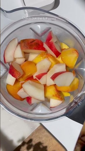 Pear smoothie dessert with layers of chocolate shavings 👌