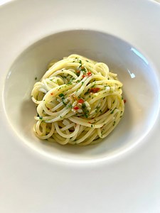 1.9M views · 10K reactions | This is a classic dinner saver recipe with a delicious taste! Daniele rossi chef INGREDIENTS 1 garlic Oil to taste 1 chili Finely chop the garlic and chili, and mix everything with oil. Separately we chop the parsley. Blanch the pasta for about 1-2 minutes and finish cooking it in a pan with the garlic and chili to make it more digestible. A nice sprinkle of parsley and enjoy your meal! . | Giallozafferano Loves Italy | Facebook