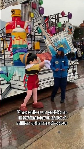 Pinokkio verliest deel van hoofd in Disneyland Paris (@loveindisneyland)