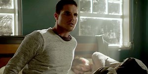Robbie Amell Relives The Same Day Over & Over Again in ‘Arq’ Trailer