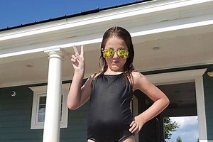 Inspirado pela filha, pai desenvolve marca de moda praia para meninas trans