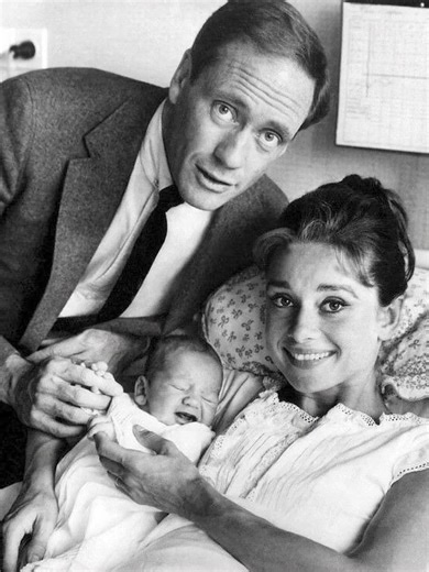 A timeless family moment! 💖 Audrey Hepburn and her husband Mel Ferrer beam with joy as they welcome their newborn son Sean into the world (1960). 👶😲 The iconic actress shows a tender, personal side, capturing a glimpse of her life beyond the silver screen. 👀 Curious to see more rare photos from Audrey’s private life? 👉👉 Check the comments for more! ⬇️⬇️⬇️ | Everything.fun