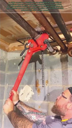 Démontage de vieux tuyaux: opération consistant à dévisser un tuyau à l’aide d’une clé à pipe