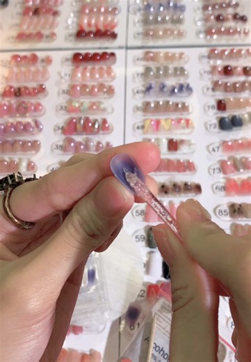 Tutorial on Beautiful False Nails in Indonesia