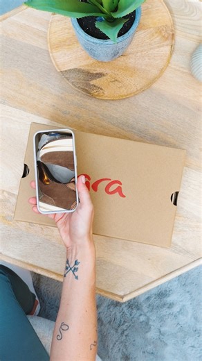 ✨ Unboxing time ! ✨ On ouvre la boîte ensemble et… coup de cœur immédiat 😍 La sneaker Easy2go chocolat, c’est l’alliance parfaite entre style moderne et confort absolu. Des finitions soignées, une allure élégante et tout le savoir-faire Ara dès le premier regard 👟 👉 Alors, première impression : validée ou ultra validée ? #arashoes #arashoesfrance #chaussures #chaussuresfemme #confort #chaussuresconfortables #bienetre #piedsheureux #mode #tendance #style #qualite #cuir #lookdujour #ootd #baske