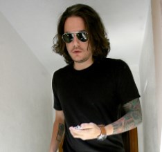 HOT or NOT: John Mayer qui copie le look de Johnny Depp!? - Hollywoodpq.com