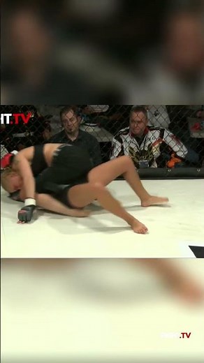 Female Fighters Dominate: Epic Grappling Showdown in the Ring!