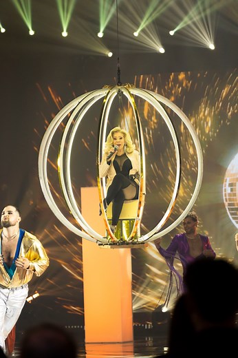 Patsy Gallant, la légende du disco, a mis le feu à notre plateau! ❤️‍🔥👠 Avouez… vous aussi, vous avez dansé dans votre salon?! 💃🪩 ⎯⎯⎯⎯⎯⎯⎯⎯⎯⎯ 🎭 Chanteurs masqués 📺 Dimanche 19h | TVA et TVA #ChanteursMasqués 📸 Eric Myre | Chanteurs masqués