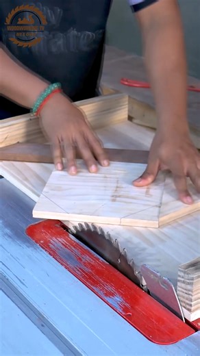 94K views · 695 reactions | Woodworking Tips and Hacks Table Saw Jig by Woodworking Tools TV #Tips #dowel #working #Bricolage #travaildubois #menuiserie #Joinery #wooddesign #woodassembly #Bandsawcowboy #woodworker #bandsawtrick #bandsawproject #woodart #Woodworker #woodreview #Bandsaw #carpentry #DIY #technique #Tools | Woodworking TV | Facebook